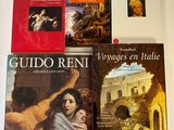 de nombreux livres qui se trouvent sur la table