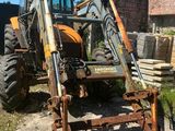 un tracteur garé sur le bord de la route