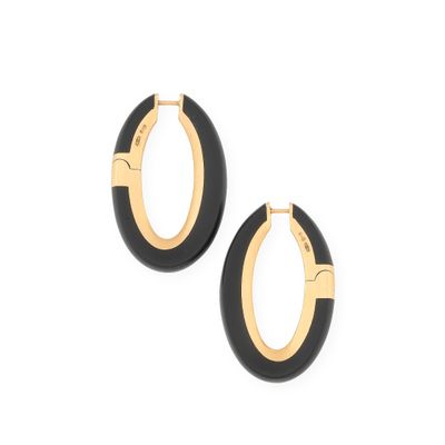 une paire de boucles d'oreilles créoles noires et dorées sur fond blanc