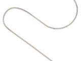 un gros plan d'un collier avec une chaîne sur fond blanc