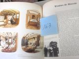 un livre ouvert avec des photos de personnes
