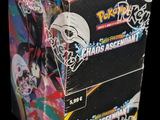 une boîte de cartes à collectionner Pokémon sur fond noir