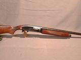 un vieux fusil avec une poignée et un canon en bois