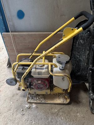 une machine posée par terre à côté d'une poubelle