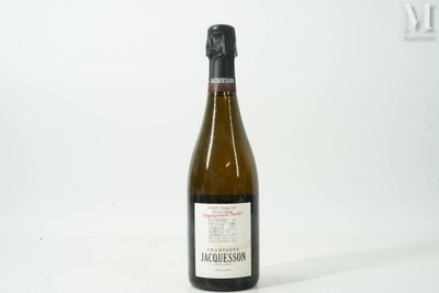 une bouteille de vin posée sur une table
