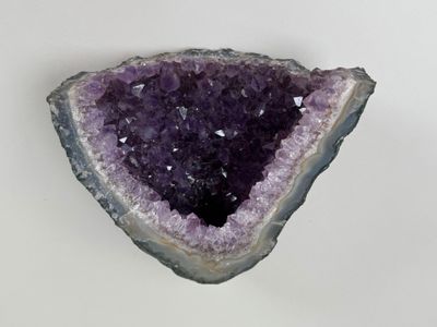 Petite géode d'améthyste. 15 x 16 x 10 cm. - Photo 1