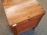 une petite table en bois surmontée d'un tiroir
