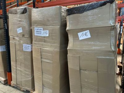 de nombreux cartons posés sur une palette dans un entrepôt