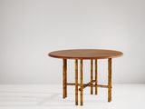 une table ronde avec des pieds en bambou et un plateau en bois