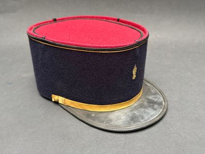 bonnet bleu marine et rouge avec des bordures dorées