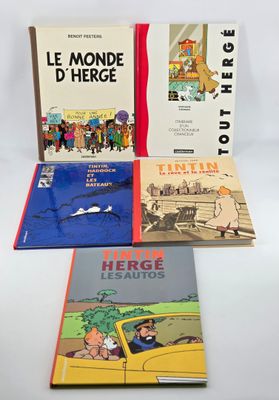 trois livres pour enfants sont posés sur une surface blanche