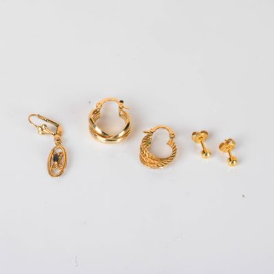 trois paires de boucles d'oreilles créoles en or et une paire de boucles d'oreilles