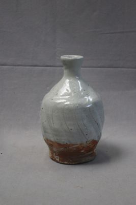 un vase blanc et marron posé sur une table
