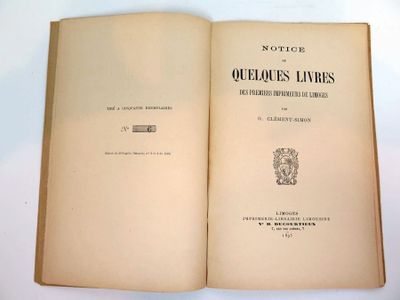 un livre ouvert posé sur une table, à côté d'une nappe blanche