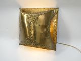 une lampe posée sur une surface blanche