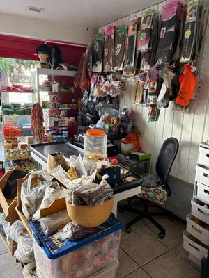 Lot d'épicerie sèche et de produits divers dans les étagères. Les prod - Photo 1