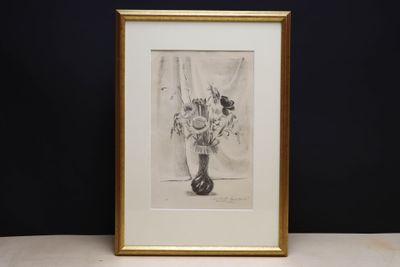 dessin représentant un vase de fleurs dans un cadre doré posé sur une table