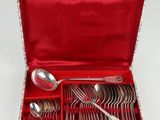 service de couverts plaqués argent présenté dans un coffret rouge, avec des cuillères et des cuillères assorties