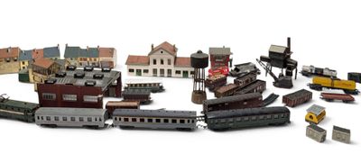 LOT D'ELEMENTS DE CIRCUIT DE TRAINS MINIATURES de marque JOU…