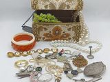 une petite boîte contenant de nombreux objets différents
