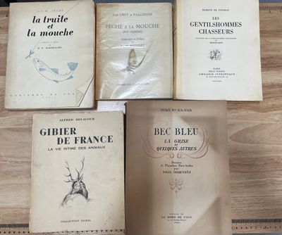 Plusieurs livres sont posés sur une table devant un clavier