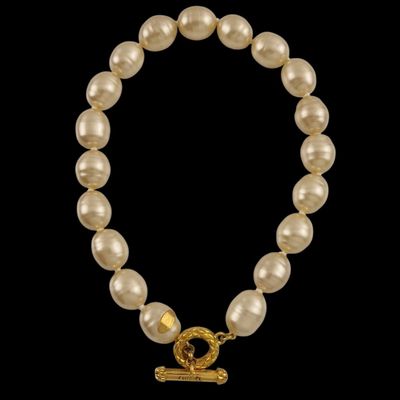 a pearl bracelet with a gold clasp and clasp clasp
