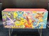 un gros plan d'un banc orné de personnages Pokémon