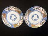 deux assiettes bleues et blanches posées sur une table noire