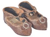 une paire de chaussures posées sur une surface blanche