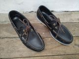 une paire de chaussures bateau en cuir pour homme posée sur un parquet