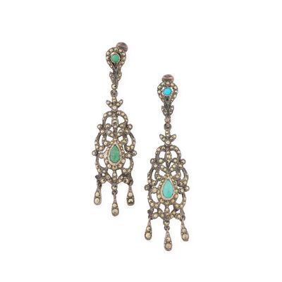 une photo d'une paire de boucles d'oreilles ornées de pierres turquoise