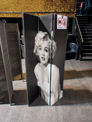 une photo en noir et blanc de Marilyn Monroe exposée