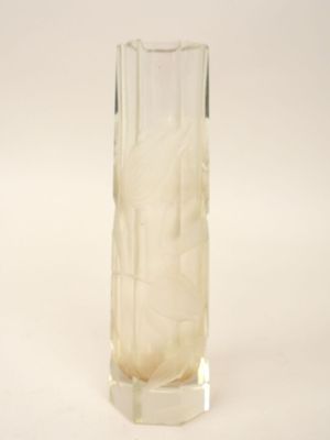 Petit vase de section octogonale en verre gravé de fleurs.