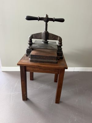 une petite table en bois sur laquelle est posée une machine