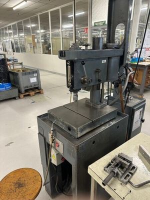 une machine posée sur une table dans une pièce