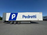 un gros plan d'un semi-remorque garé sur un parking