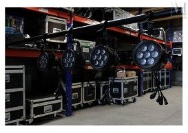 un ensemble de lampes disposées sur un support dans une pièce