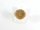 une image représentant une bague en or sur laquelle figure le portrait d'un homme
