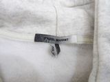 the label on the back of a white shirt that says hell marrantt