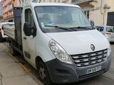 un camion blanc garé sur le bord de la rue
