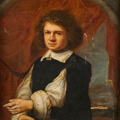portrait d'un jeune homme vêtu d'une robe noire et blanche, tenant un livre