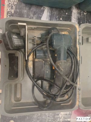 une boîte contenant une perceuse et d'autres outils