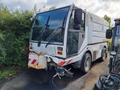un camion-poubelle garé sur le bord de la route