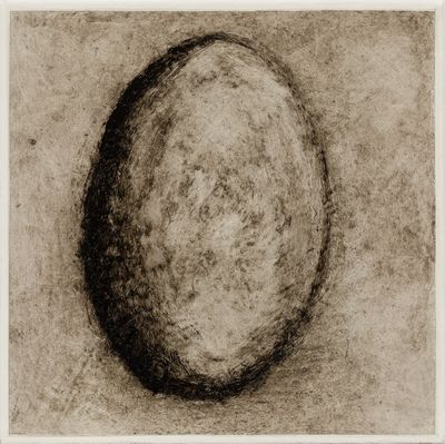 une image représentant un dessin d'un œuf posé sur une table