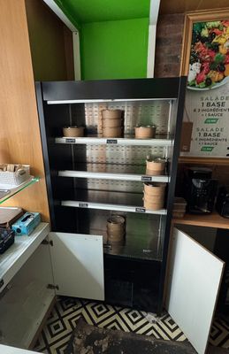 un réfrigérateur dans lequel se trouvent des aliments