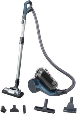 un gros plan d'un aspirateur et d'autres accessoires sur fond blanc