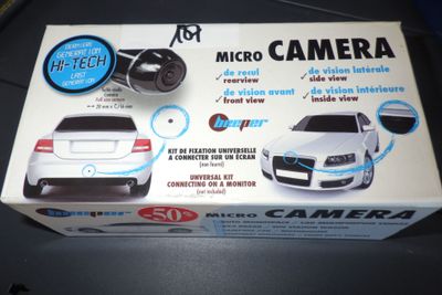 une boîte contenant un appareil photo et une voiture
