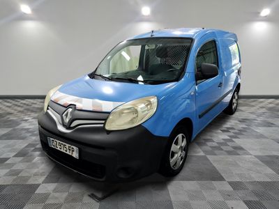 La petite camionnette bleue est garée dans une pièce au sol carrelé.