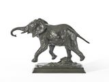 une statue d'éléphant posée sur un socle