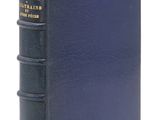 un vieux livre bleu avec une bordure dorée et une couverture noire